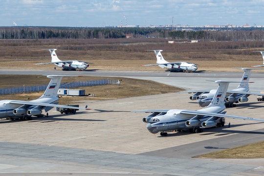 Nga điều máy bay quân sự đưa hàng cứu trợ Covid-19 đến Mỹ