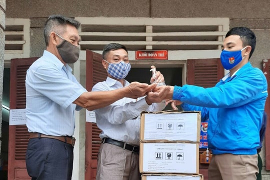 Sàn BĐS Tâm Quê tặng hàng nghìn chai nước rửa tay sát khuẩn và khẩu trang cho người dân 