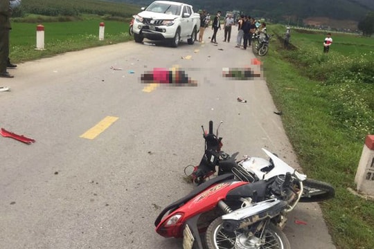 Va chạm giữa ô tô và xe máy, 2 người thương vong