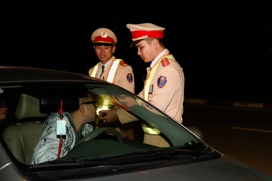 Nam giáo viên ở Nghệ An bị phạt gần 40 triệu đồng vì uống rượu rồi lái xe ô tô đi trái đường