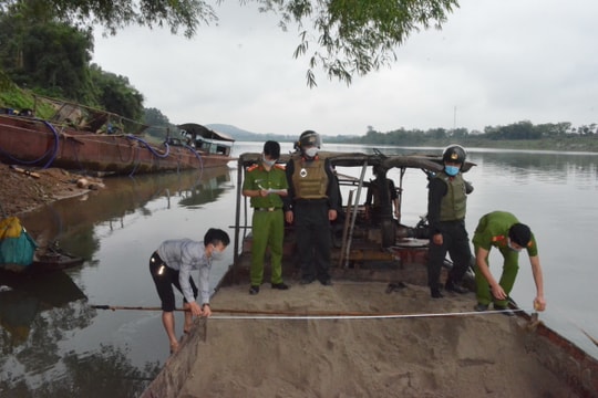 Lợi dụng thời gian cách ly chống dịch bệnh, khai thác cát sỏi trái phép trên Sông Lam