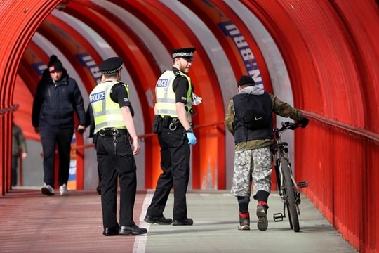 Ho vào mặt cảnh sát và đe dọa lây truyền nCoV, người đàn ông bị phạt tù