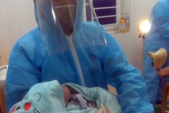 Sản phụ Nghệ An đang cách ly tại nhà chuyển dạ sinh con 