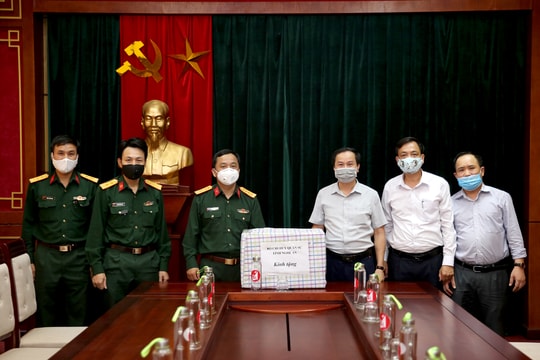 Bộ Chỉ huy Quân sự tỉnh trao tặng vật dụng y tế chống dịch Covid-19 cho phóng viên Báo Nghệ An