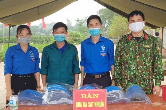 Vợ chồng trẻ ở Thanh Chương làm hàng trăm nón kính bảo hộ trao tặng các cơ sở phòng dịch