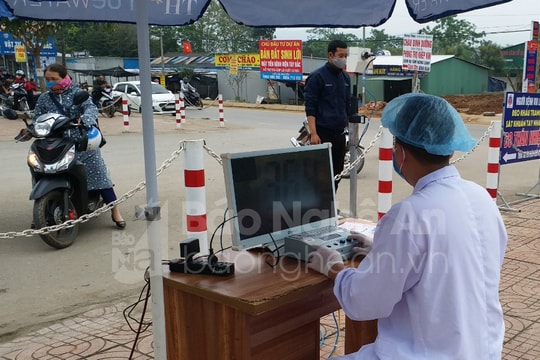Một bệnh viện ở Nghệ An cải tiến máy đo thân nhiệt để phòng, chống Covid-19