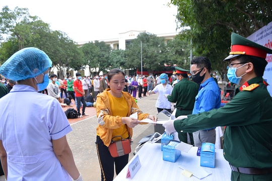 Nghệ An trao giấy chứng nhận hoàn thành thời gian cách ly cho 288 công dân