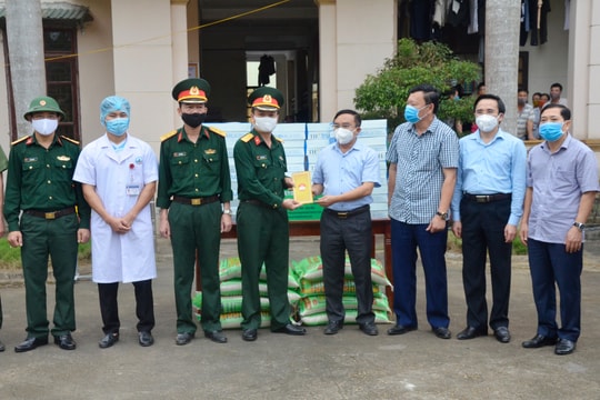 Trưởng Ban Dân vận Tỉnh ủy thăm, tặng quà các lực lượng làm nhiệm vụ tại điểm cách ly ở Tân Kỳ