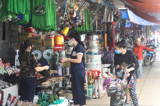 Phớt lờ lệnh cách ly, nhiều quầy hàng không thiết yếu ở Nghệ An vẫn mở cửa