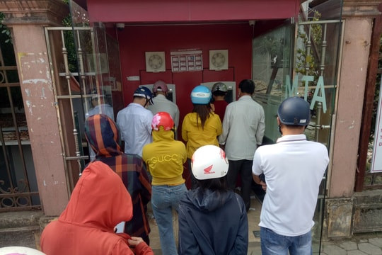 Người dân vẫn chen chân rút tiền giữa mùa dịch Covid-19 