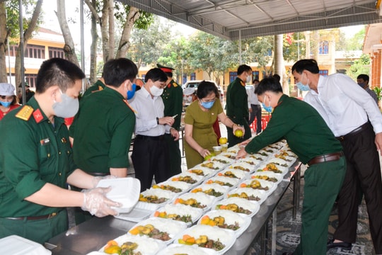 Đồng chí Nguyễn Văn Thông thăm, kiểm tra khu cách ly tại huyện Diễn Châu, Quỳ Hợp