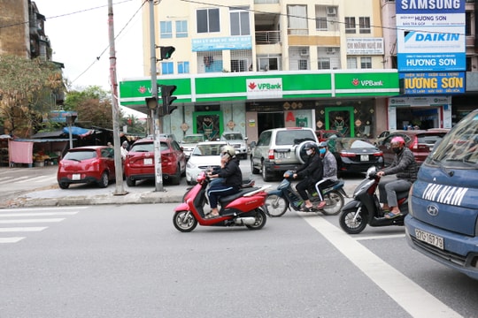 Sử dụng điện thoại trong lúc lái xe - ẩn họa khôn lường