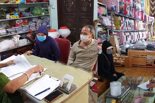 2 chủ cửa hàng ở Nghệ An bị phạt nặng do cố tình trái lệnh tạm đóng cửa