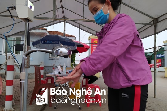 Bệnh viện miền núi Nghệ An sáng chế máy rửa tay khử khuẩn tự động hết 700 nghìn