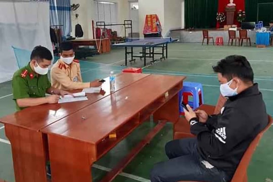 Người đàn ông Nghệ An mang 5 lít rượu vào khu cách ly