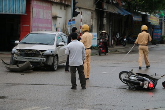 Va chạm giữa ô tô và xe máy, nam thanh niên nguy kịch