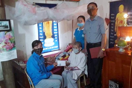 Cụ ông, cụ bà 82 tuổi ở Nghệ An ủng hộ toàn bộ tiền mừng tuổi nhiều năm để phòng chống Covid