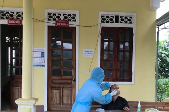 Lấy mẫu xét nghiệm Covid-19 cho 10 người ở Nghĩa Đàn từ Bạch Mai về