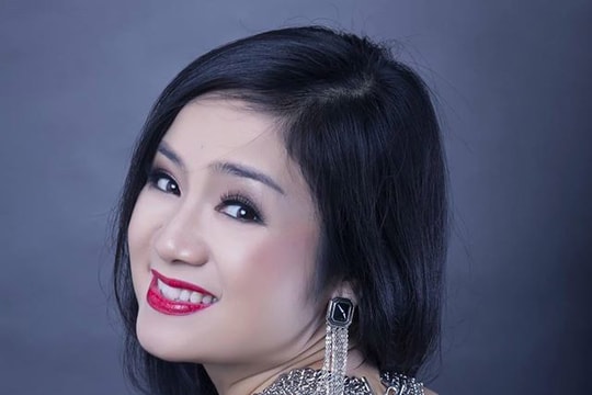 NSND Thu Hà 'lá ngọc cành vàng' đẹp quyến rũ tuổi 50