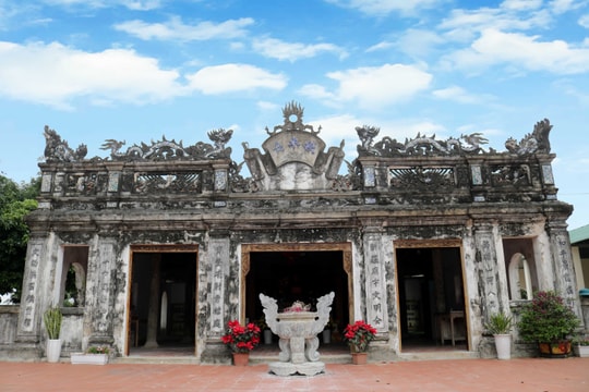 Chiêm ngưỡng kiến trúc độc đáo của ngôi đền làng biển hàng trăm năm tuổi