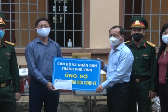 Bí thư Thành ủy Vinh thăm, động viên cán bộ làm nhiệm vụ tại khu cách ly