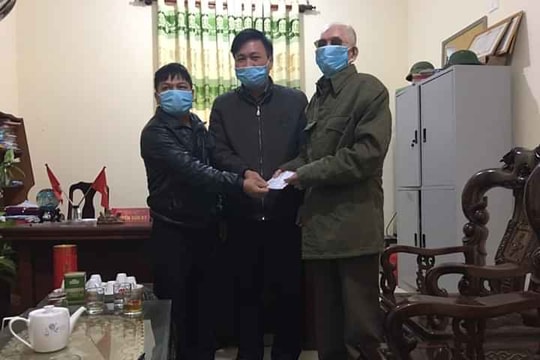 Cụ ông Nghệ An bị mù nhờ người chở đi ủng hộ 5 triệu đồng phòng, chống Covid-19 