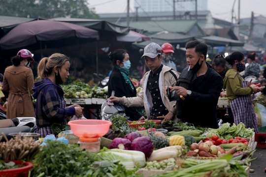 Đường phố đông đúc, nhiều người chủ quan đi mua sắm không đeo khẩu trang 