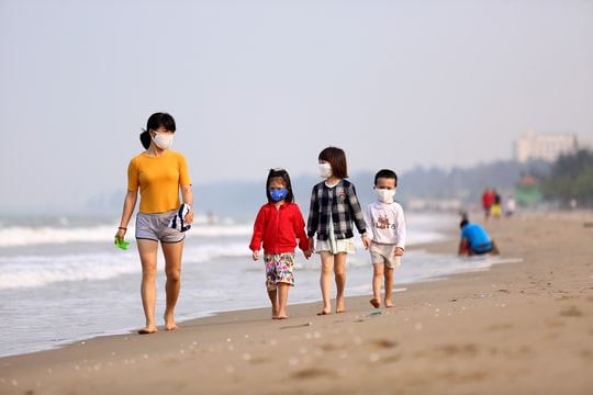 Phớt lờ lệnh cách ly, nhiều người vẫn kéo nhau ra bãi biển Cửa Lò 