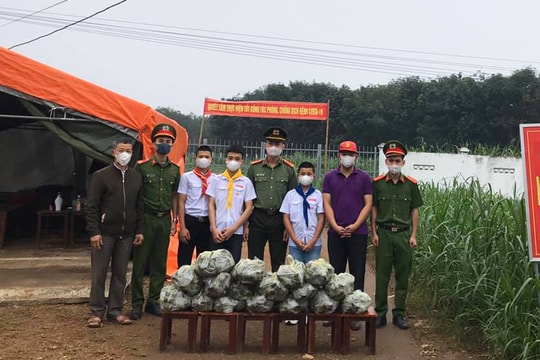 Giáo xứ huyện miền núi trao tặng 600 chiếc bánh chưng cho khu cách ly tập trung