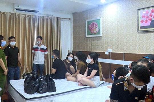 Bắt nóng 17 thanh niên nam nữ thuê khách sạn 'bay lắc', phê ma túy bất chấp lệnh cách ly 