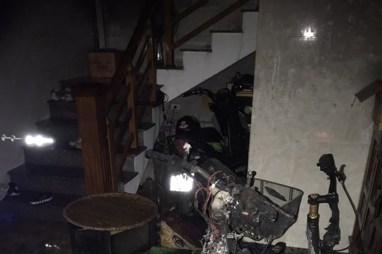 Giải cứu 4 người thoát khỏi đám cháy nhà dân trong đêm ở TP Vinh  