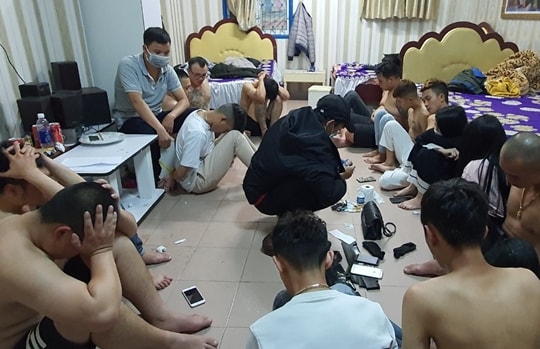 Hơn 20 thanh niên thuê khách sạn chơi ma túy giữa đại dịch Covid-19