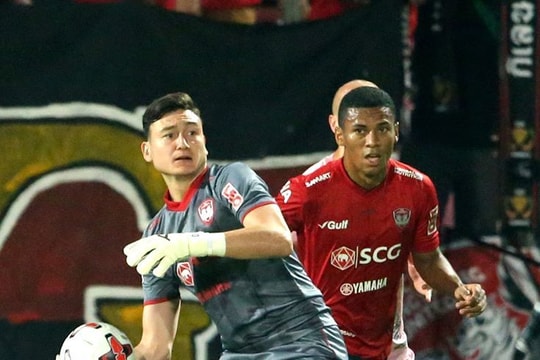 Văn Lâm có thể bị bán khỏi Muangthong United; Quang Hải và đồng đội nhận tin cực vui trong mùa dịch