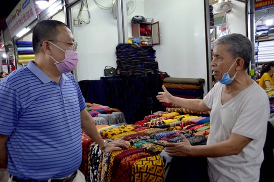 Tiểu thương viết đơn xin miễn giảm thuế phí, Chi cục Thuế TP Vinh và quản lý các chợ nói gì?