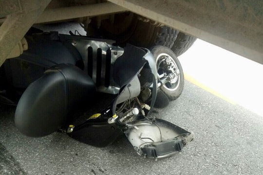 Nam thanh niên thoát chết hi hữu dưới gầm xe ô tô đầu kéo