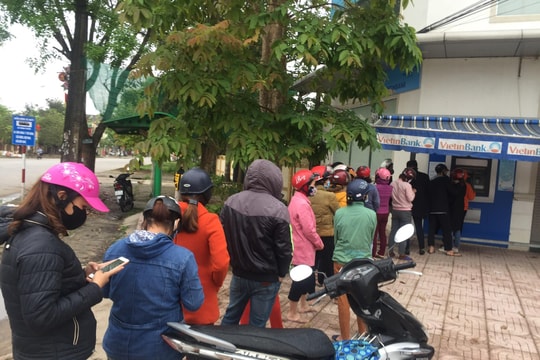 Cách ly xã hội, người dân Yên Thành vẫn rồng rắn, chen chúc rút tiền, giao dịch ngân hàng
