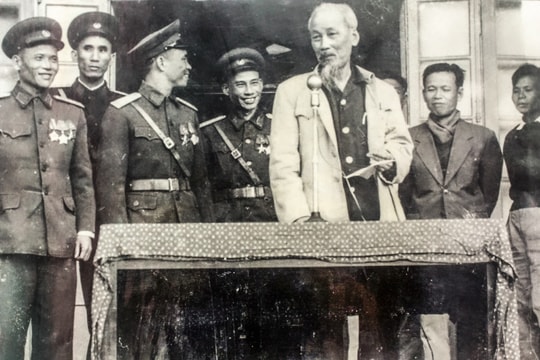 Tấm áo Bạch Liên của Bác Hồ