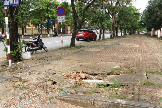 Vỉa hè nhiều tuyến phố ở TP Vinh nhếch nhác, xuống cấp 