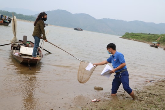 Tình nguyện viên huyện Thanh Chương 'ship' bài tận nhà cho học sinh