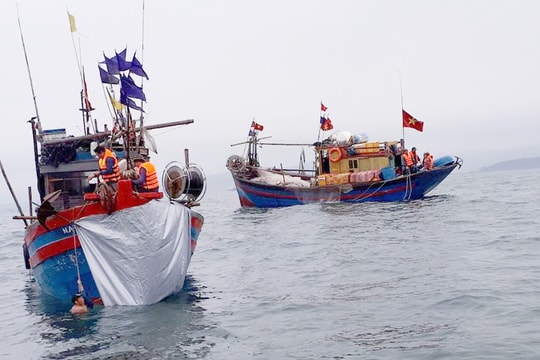 Bộ đội biên phòng Nghệ An cứu 2 tàu cá gặp nạn trên biển 