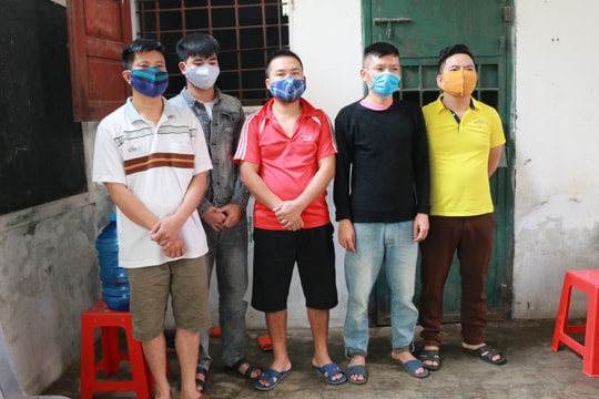 Bắt giữ 5 đối tượng ở Đô Lương tụ tập đánh bạc trong lúc cách ly xã hội