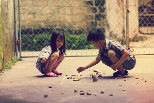 Trẻ em thành Vinh háo hức với trò chơi dân gian trong mùa Covid-19