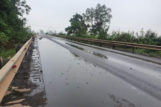 Chất lạ đổ tràn đường Hồ Chí Minh đoạn qua Nghệ An, bốc mùi hôi nồng nặc