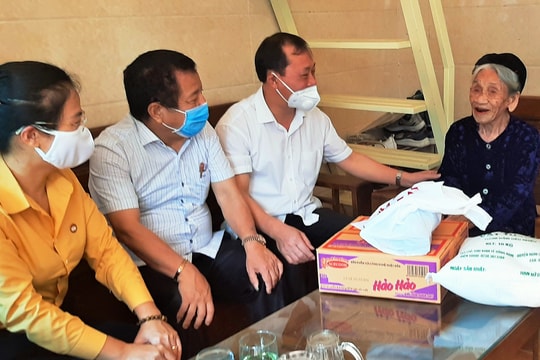 TP Vinh tiếp nhận và trao 25 tấn gạo cho các hoàn cảnh khó khăn do dịch Covid-19