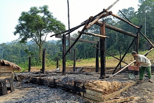 Bất cẩn trong nấu ăn, ngôi nhà 3 gian cháy rụi