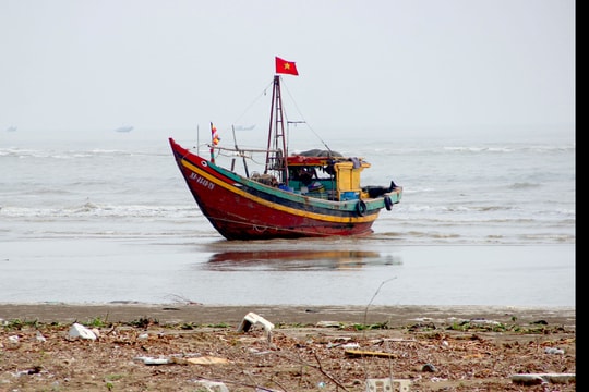 Tàu cá mắc cạn qua đêm ở biển Diễn Thành, chưa thể 'giải cứu'
