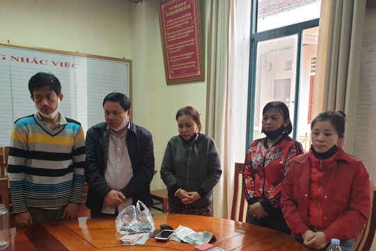 Bắt quả tang nhóm nam, nữ tụ tập đánh 'phỏm' ăn tiền lớn ở TP Vinh  