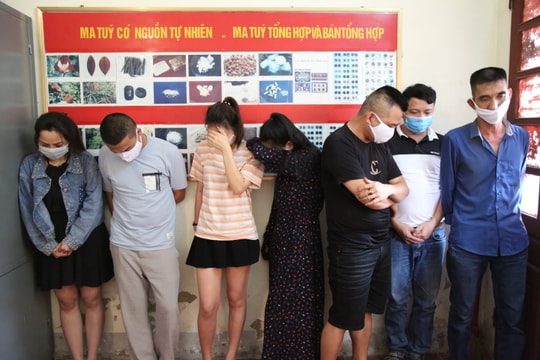  Bắt 3 nữ tiếp viên karaoke cùng nhóm bạn 'chơi' thuốc lắc trong khách sạn