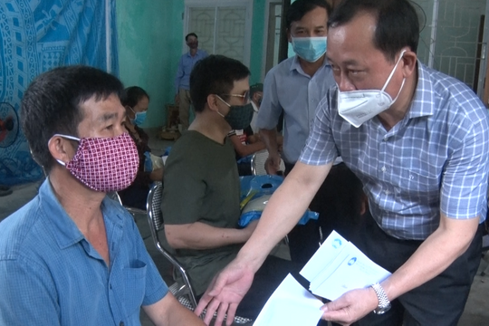 Bí thư Thành ủy Vinh và Đài PTTH tỉnh trao quà hỗ trợ cho đối tượng khó khăn do dịch Covid-19