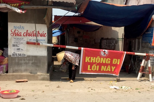 Người dân chủ quan,  lén lút 'chui' đường cấm để đi chợ